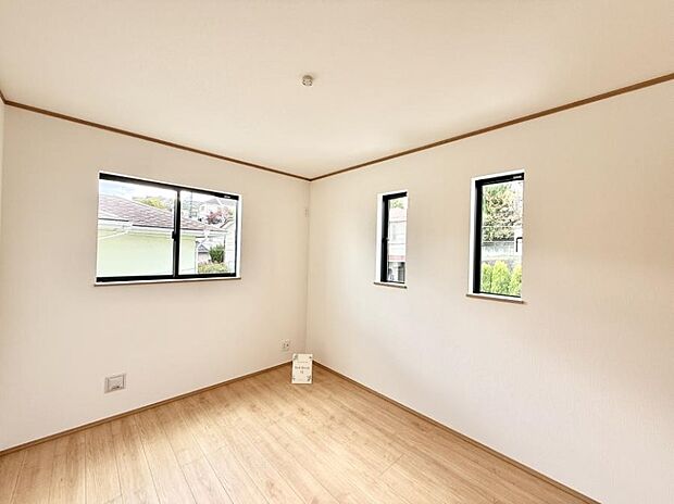 ■2面採光で明るい居室!