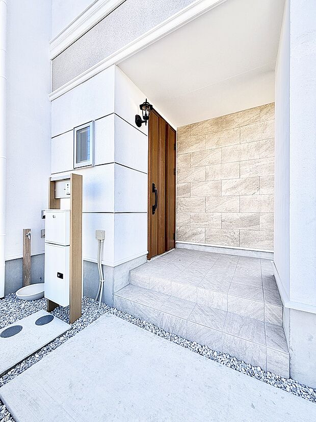 ■ 家族とゲストをやさしく迎える、心温まる玄関