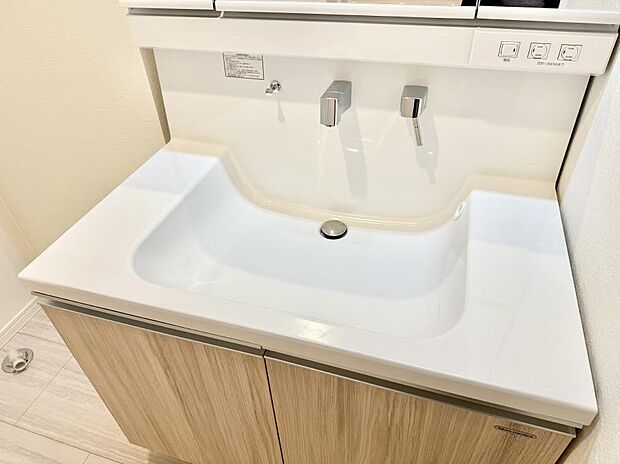 ■細かい部分まで洗いやすく便利なハンドシャワー付き