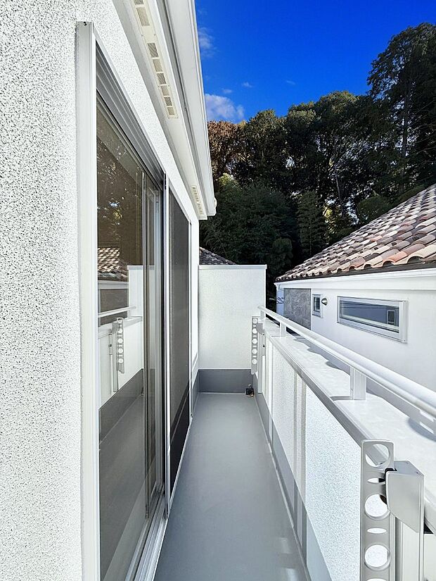 ■ 自然を身近に感じる、開放的なバルコニー