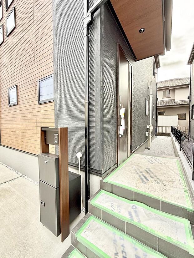 ■ シンプルで美しく、住まいの第一印象を彩る玄関です