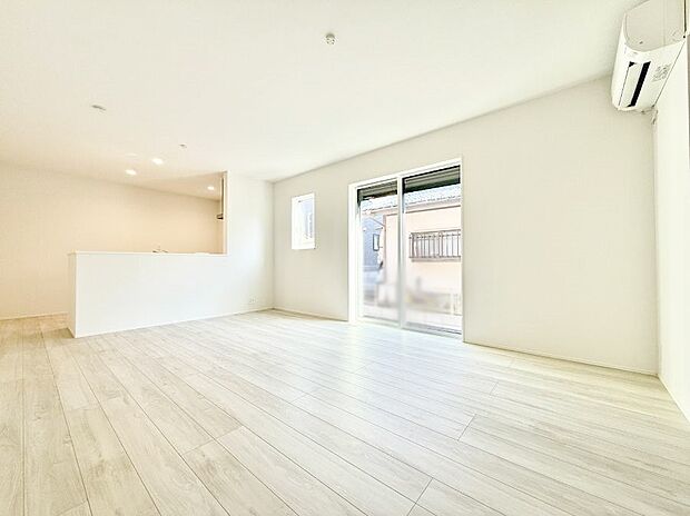 ■陽ざしが射し込む明るいLDKは家族でのんびり寛げます  