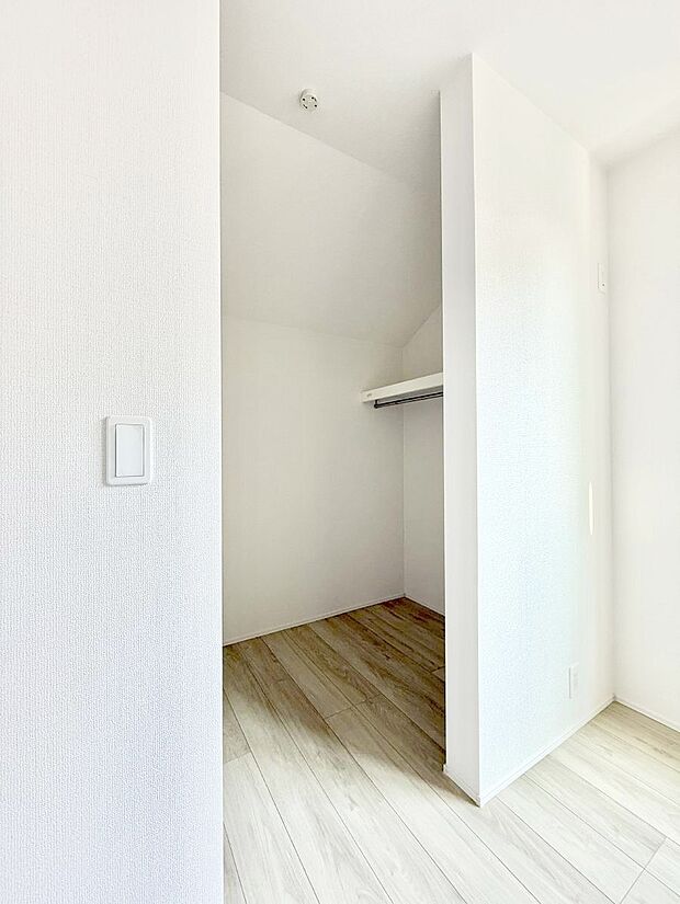 ■季節の洋服も、思い出の小物もすっきり収納できるウォークインクローゼット付  