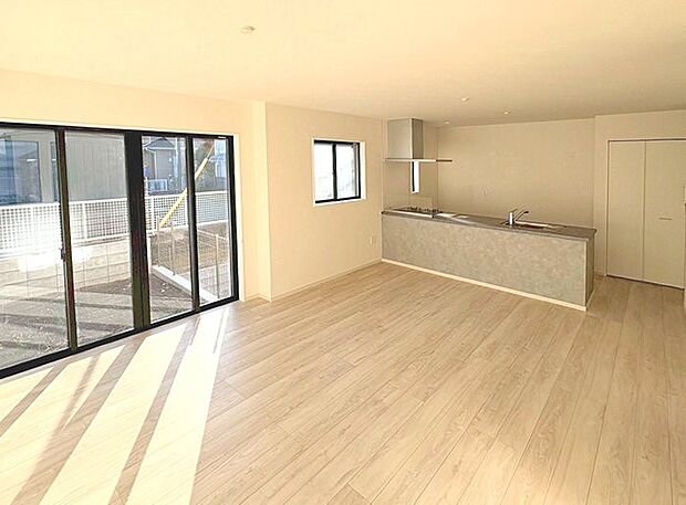 陽ざしが射し込む明るいLDK  