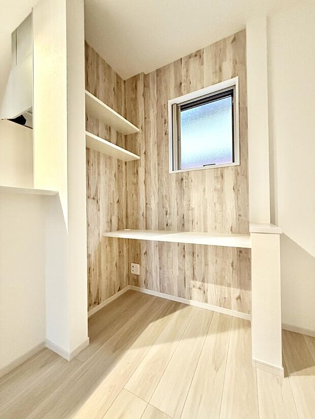 ■勉強・テレワークなど様々な用途で使えるカウンター付き  