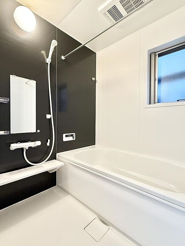 ■落ち着いた色合いの壁面、ゆっくり寛げるバスルーム