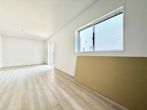 ■家具を置いてもゆったり過ごせる広さのリビング  