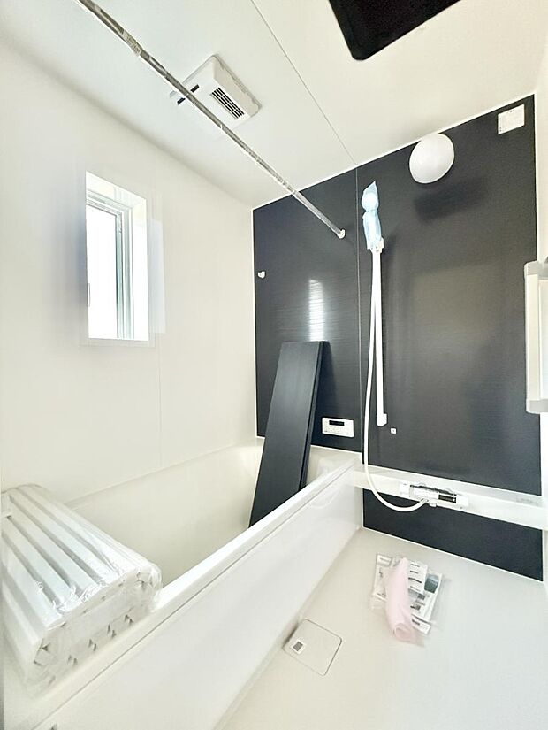 ■落ち着いた色合いの壁面、ゆっくり寛げるバスルーム