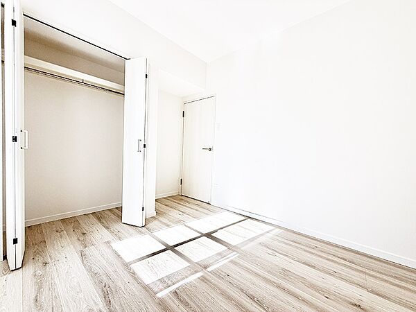■シンプルな空間で、収納付きベッドやデスクなど、多機能な家具を活用しやすいです