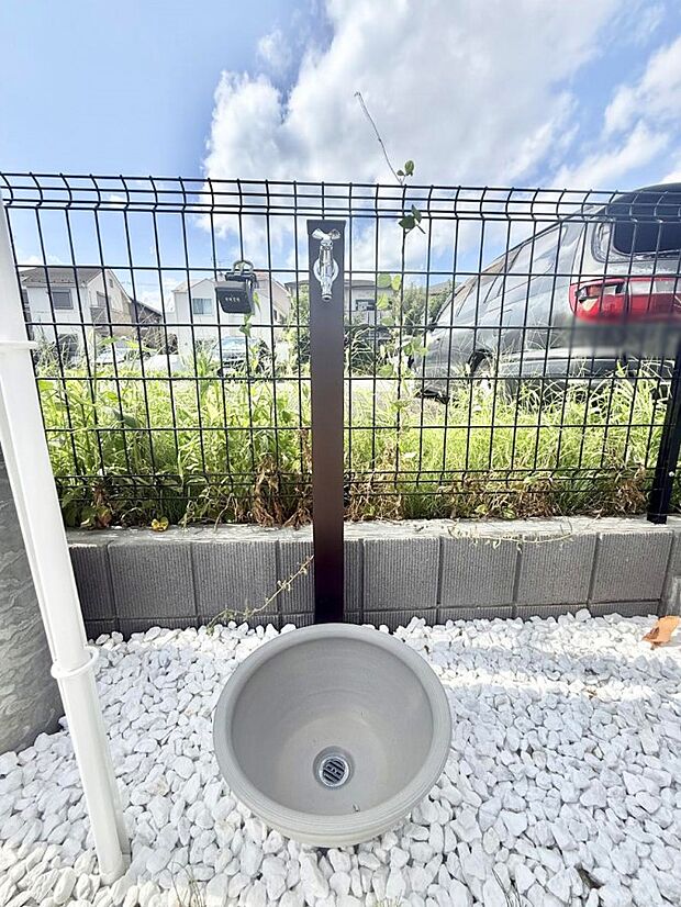 1号棟 ■外水栓付きで庭作業や洗車に便利です
