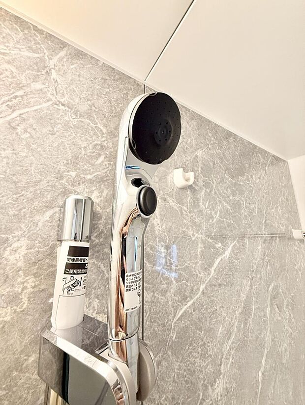 ■手元で簡単に止水できるため、水の無駄遣いを減らすことができます。