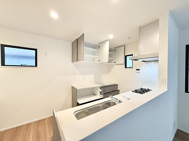 ■小窓があるので、明るさと開放感たっぷりなキッチン！  