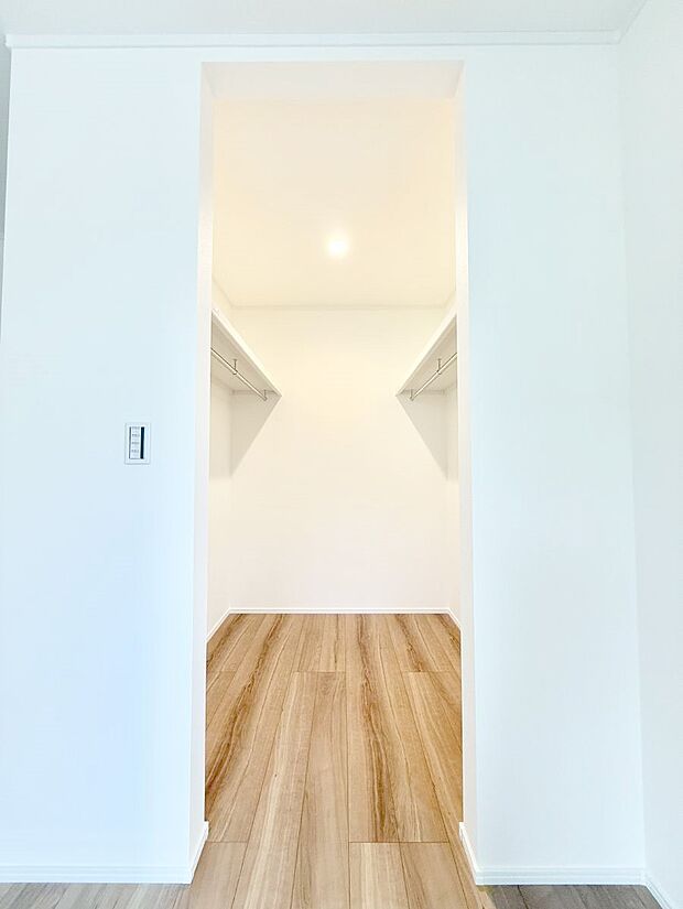 ■季節の洋服も、思い出の小物もすっきり収納できるウォークインクローゼット付  