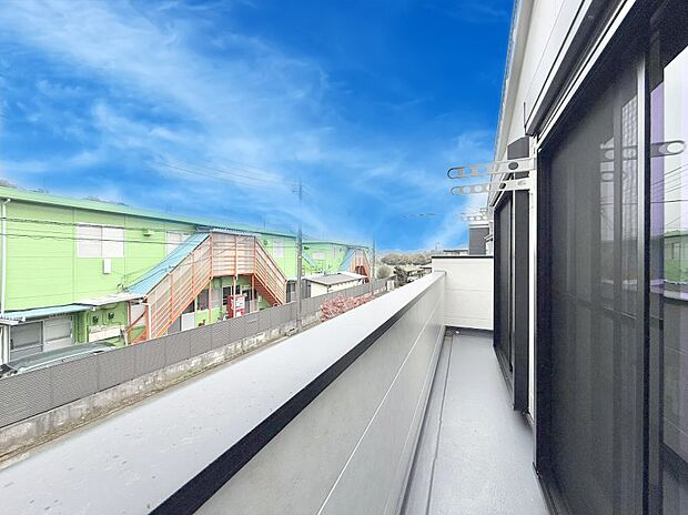 ■ 自然を身近に感じる、開放的なバルコニー