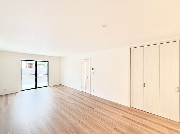 ■家具を置いてもゆったり過ごせる広さのリビング  