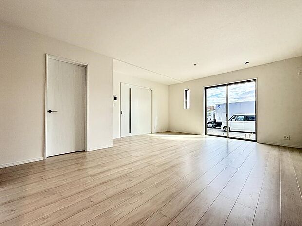 ■自然の光が差し込み、明るい空間が広がります