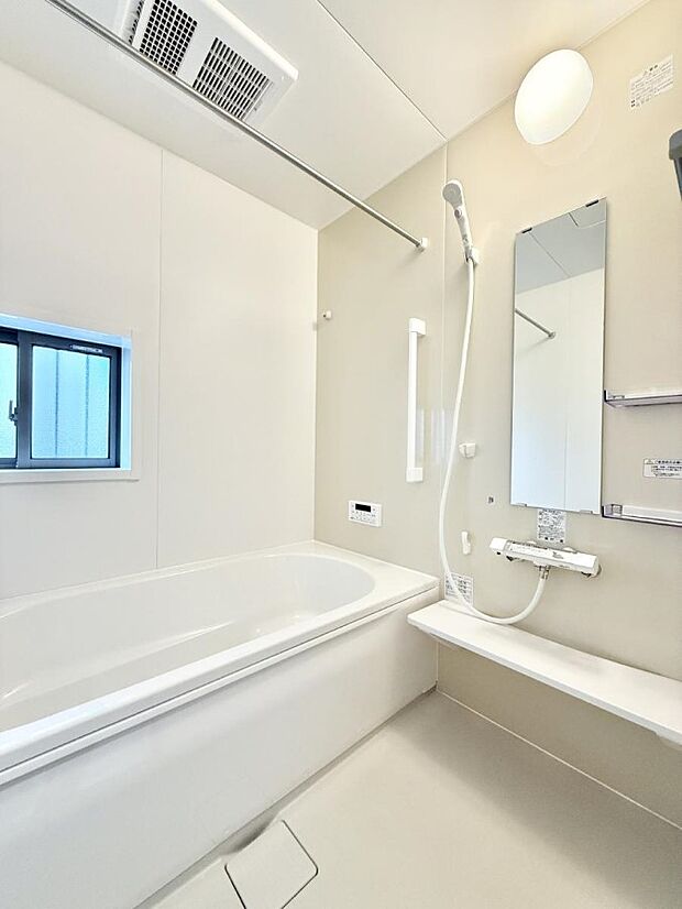 ■落ち着いた色合いの壁面、ゆっくり寛げるバスルーム