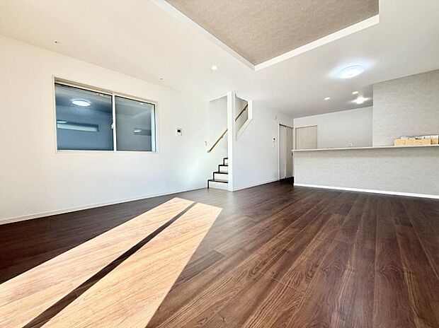 ■温かみのある照明が心地よい、くつろぎのリビング