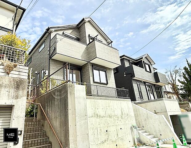 A号棟 道路より一段高い敷地で目線が気にならない立地です