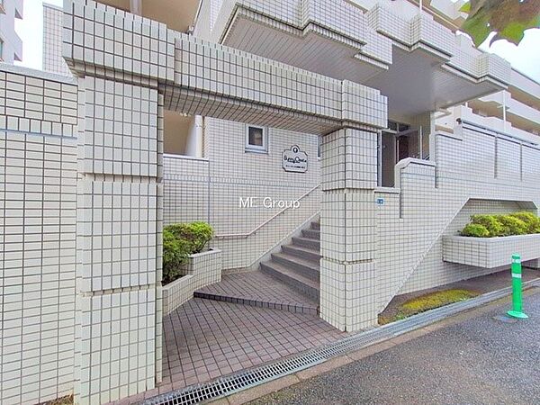■落ち着いた雰囲気のエントランスが住まう方を温かく迎えます