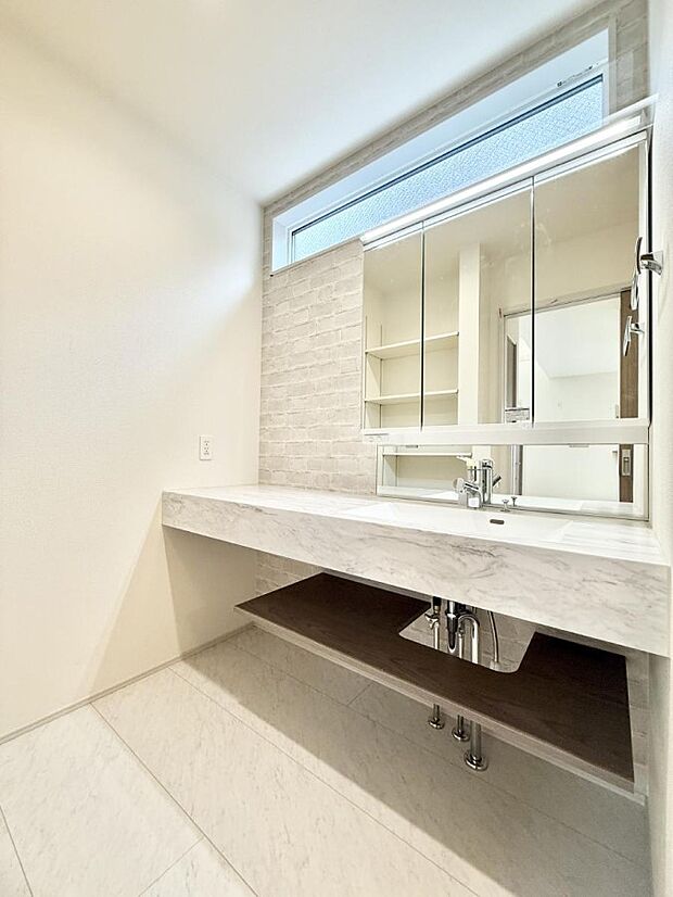 ■明るい洗面所は毎朝の歯磨きも楽しくできちゃいそうです♪