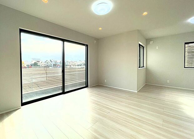 大きな窓から光が入り明るい空間でお寛ぎいただけます