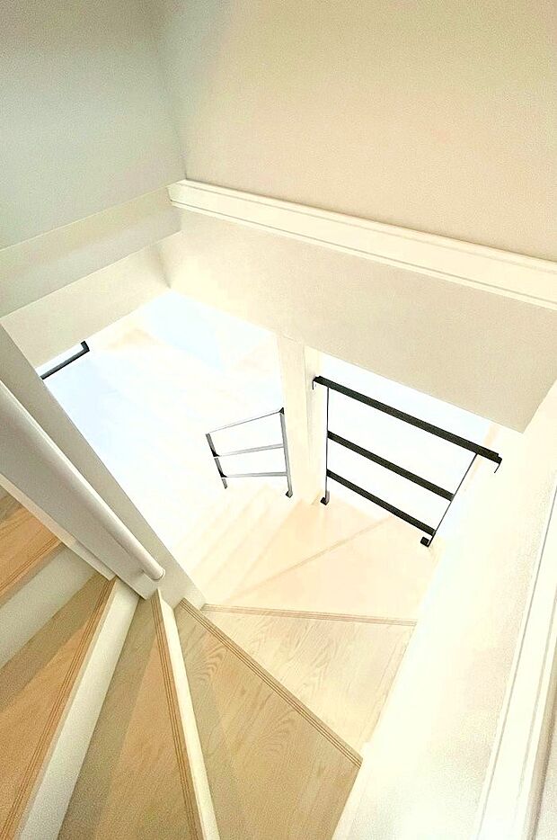 自然の光が差し込み、明るい空間が広がります