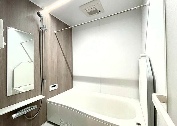 落ち着いた色合いの壁面、ゆっくり寛げるバスルーム