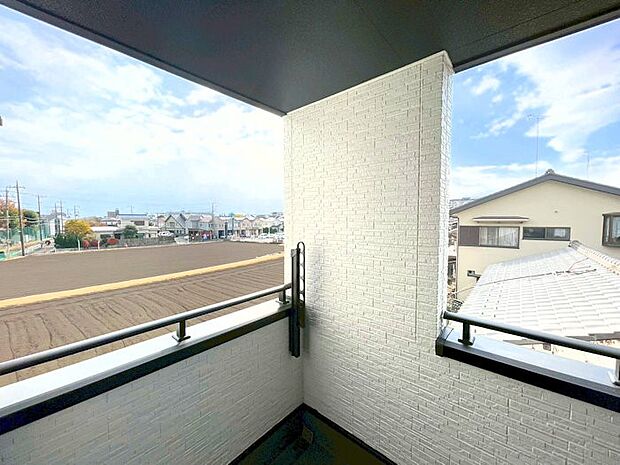開放的な広々バルコニー