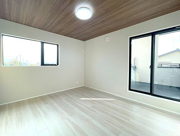 大きな窓は開放感があり、明るさ通風バッチリです