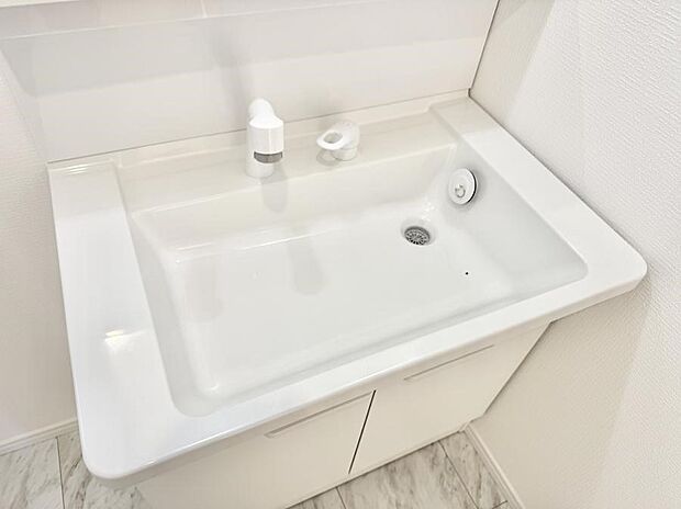 ■細かい部分まで洗いやすく便利なハンドシャワー付き