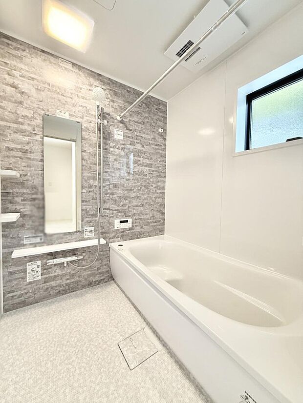 ■落ち着いた色合いの壁面、ゆっくり寛げるバスルーム