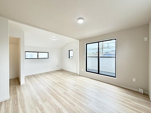 ■大きな窓は開放感があり、明るさ通風バッチリです