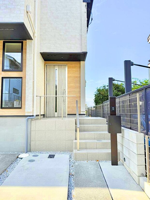 ■ シンプルで美しく、住まいの第一印象を彩る玄関です