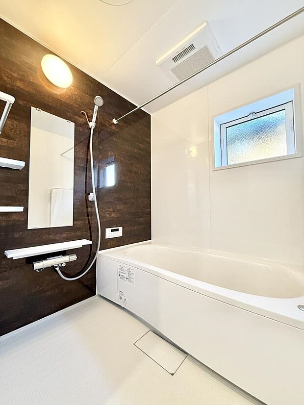 ■落ち着いた色合いの壁面、ゆっくり寛げるバスルーム