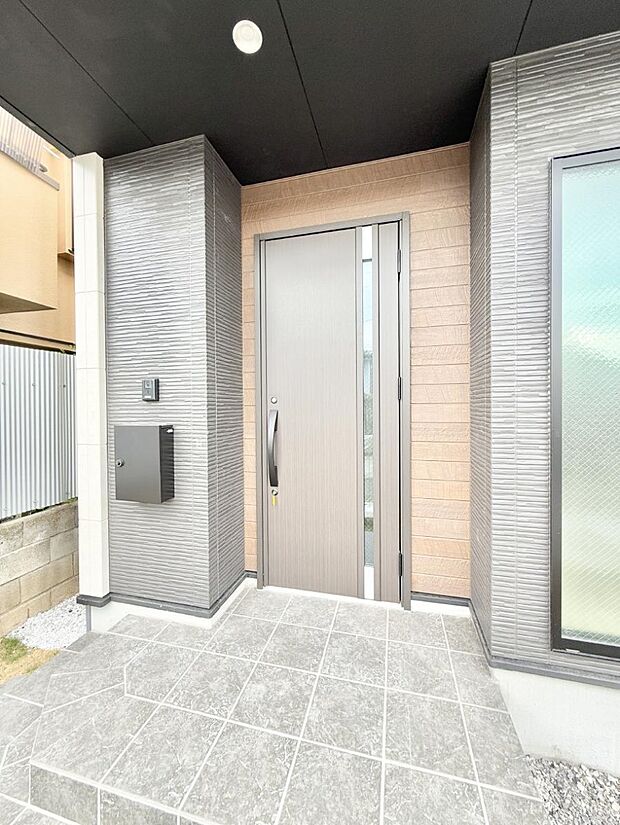 ■ シンプルで美しく、住まいの第一印象を彩る玄関です