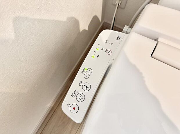 ■温水洗浄で快適、清潔感が保たれるシャワートイレ