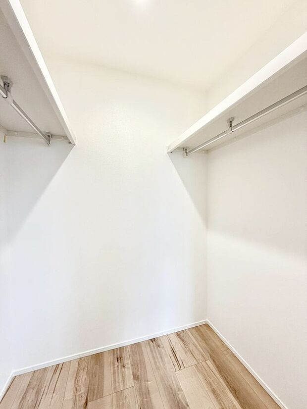 ■季節の洋服も、思い出の小物もすっきり収納できるウォークインクローゼット付