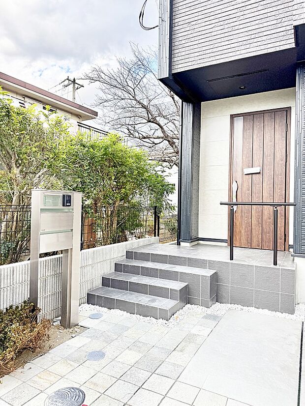 ■ シンプルで美しく、住まいの第一印象を彩る玄関です