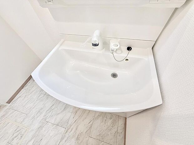 ■細かい部分まで洗いやすく便利なハンドシャワー付き