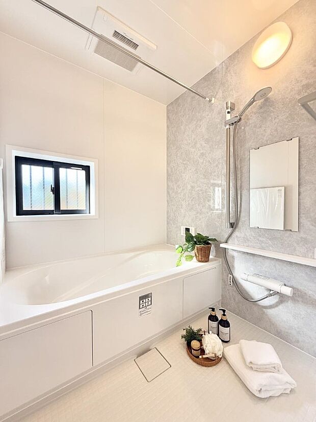 ■落ち着いた色合いの壁面、ゆっくり寛げるバスルーム