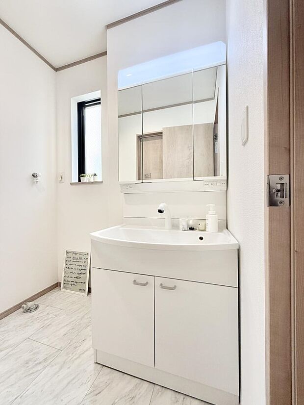 ■明るい洗面所は毎朝の歯磨きも楽しくできちゃいそうです♪