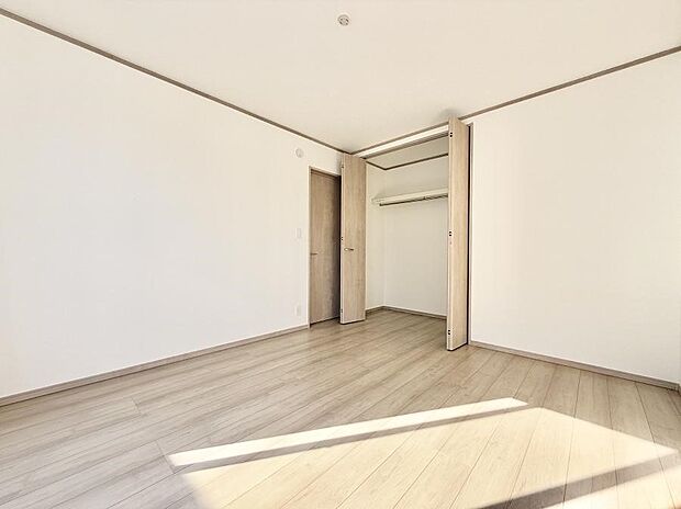 ■シンプルな空間で、収納付きベッドやデスクなど、多機能な家具を活用しやすいです