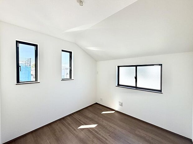 J号棟  ■落ち着いた色合いのお部屋で穏やかな時間を楽しめます