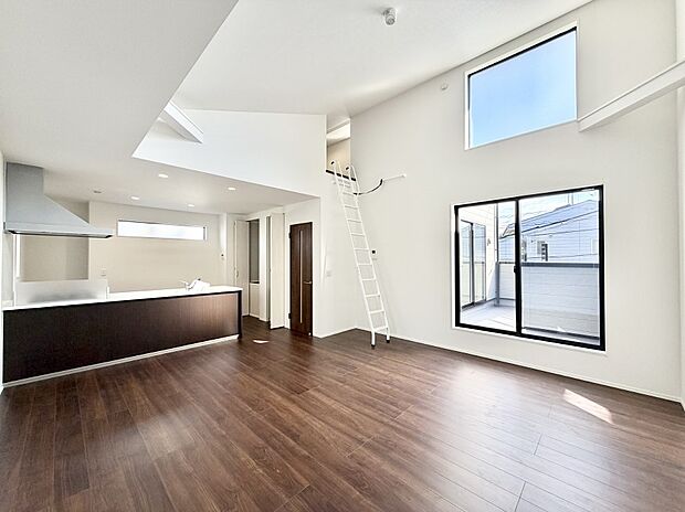 ■自然の光が差し込み、明るい空間が広がります