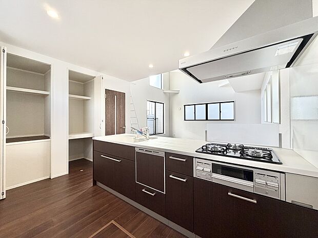 ■カウンターキッチンなのでお料理をしながらも家族との会話がはずみます