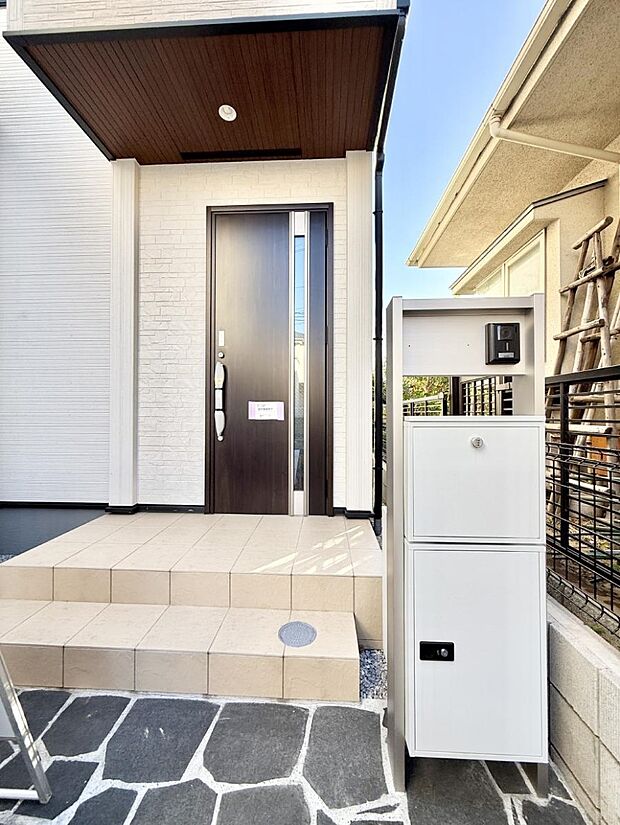 ■ シンプルで美しく、住まいの第一印象を彩る玄関です