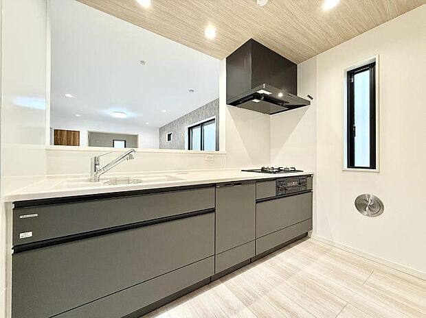 ■小窓があるので、明るさと開放感たっぷりなキッチン!