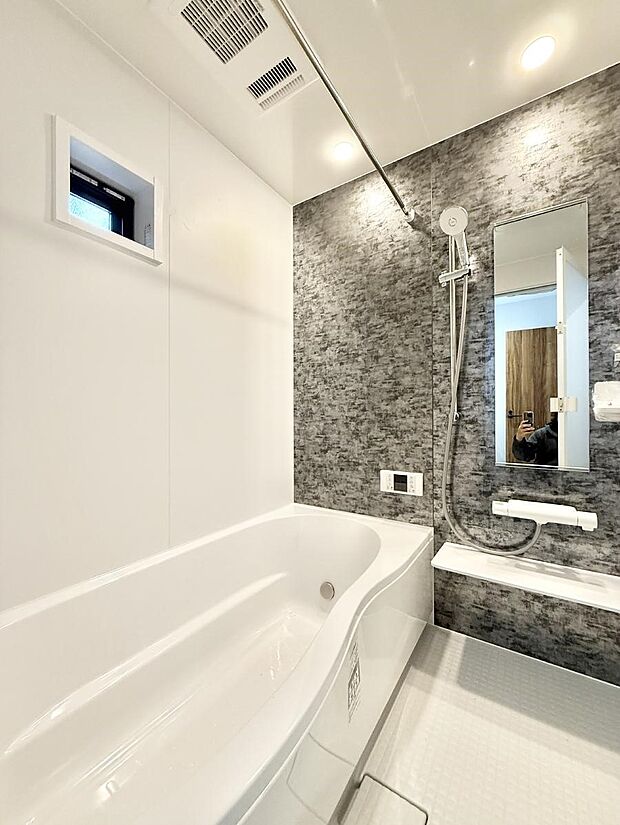 ■落ち着いた色合いの壁面、ゆっくり寛げるバスルーム