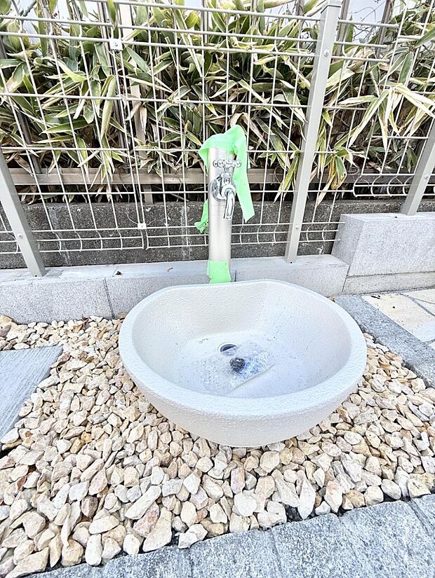 ■ガーデニングや洗車などの際に大活躍な屋外立水栓  